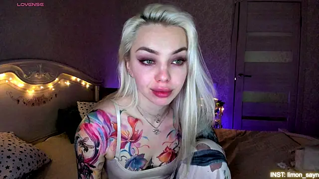 Snapshot of LillyMoure_ chatting on 05/28/26, 11:35 LillyMoure online show from 05/28/26, 11:35