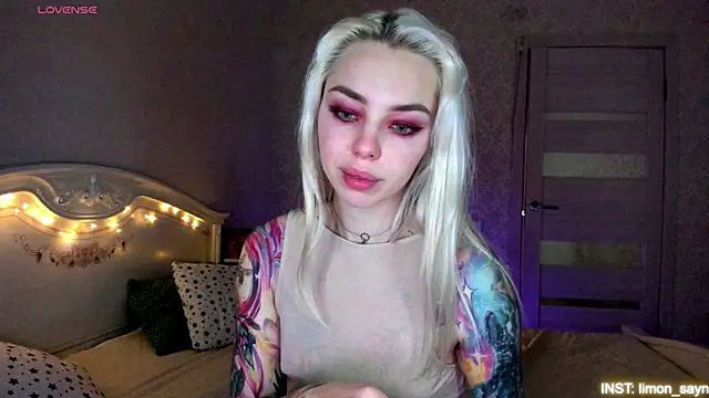 Snapshot of LillyMoure_ chatting on 05/29/26, 11:25 LillyMoure online show from 05/29/26, 11:25