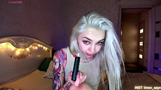 Snapshot of LillyMoure_ chatting on 06/11/26, 03:04 LillyMoure online show from 06/11/26, 03:04