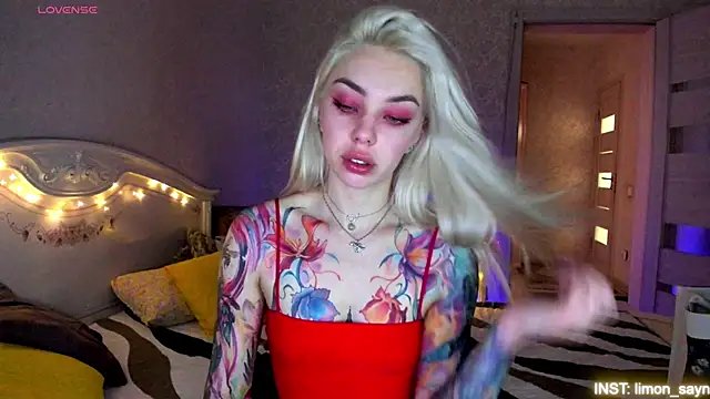 Snapshot of LillyMoure_ chatting on 06/16/26, 11:29 LillyMoure online show from 06/16/26, 11:29