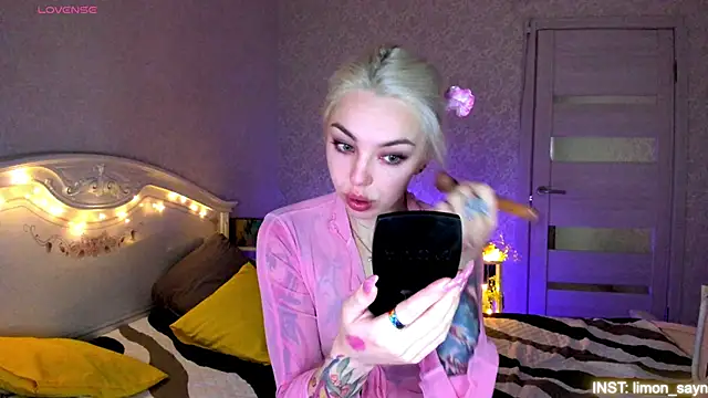 Snapshot of LillyMoure_ chatting on 06/18/26, 11:20 LillyMoure online show from 06/18/26, 11:20