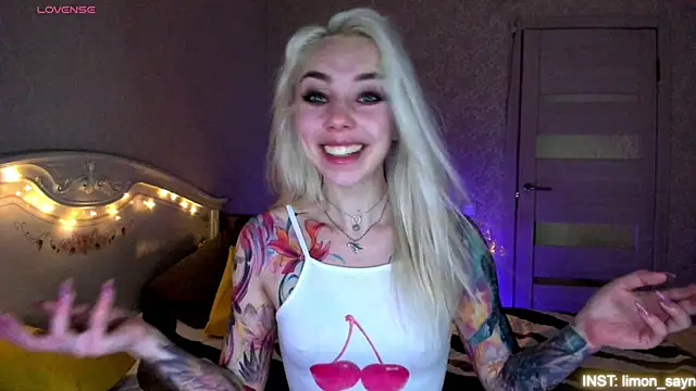 Snapshot of LillyMoure_ chatting on 06/20/26, 11:07 LillyMoure online show from 06/20/26, 11:07