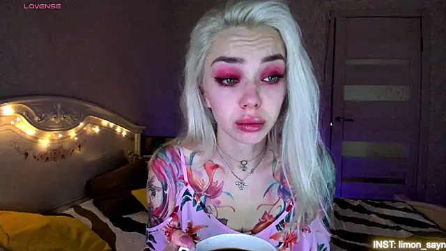 Snapshot of LillyMoure_ chatting on 06/22/26, 11:13 LillyMoure online show from 06/22/26, 11:13