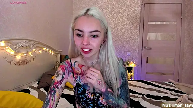 Snapshot of LillyMoure_ chatting on 06/29/26, 04:08 LillyMoure online show from 06/29/26, 04:08