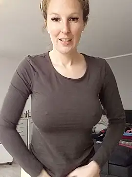 Snapshot of MaviePearl chatting on 02/02/25, 11:30 MaviePearl online show from 02/02/25, 11:30