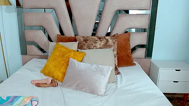 Snapshot of sophia_hadid chatting on 01/16/25, 08:36 sophia hadid online show from 01/16/25, 08:36