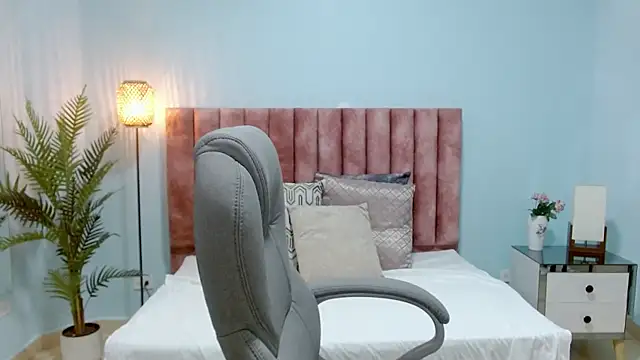 Snapshot of sophia_hadid chatting on 11/12/25, 09:03 sophia hadid online show from 11/12/25, 09:03