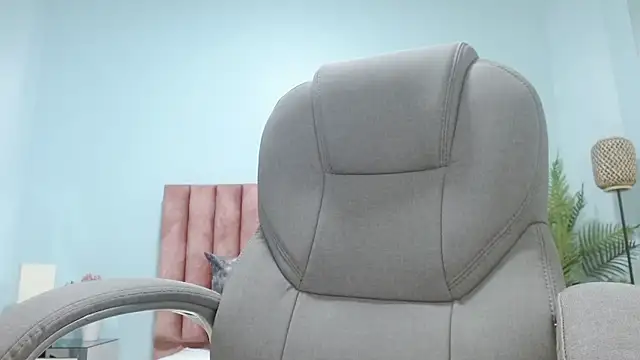 Snapshot of sophia_hadid chatting on 11/15/25, 07:21 sophia hadid online show from 11/15/25, 07:21