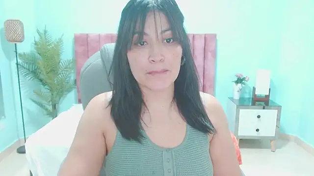 Snapshot of sophia_hadid chatting on 11/25/25, 08:09 sophia hadid online show from 11/25/25, 08:09