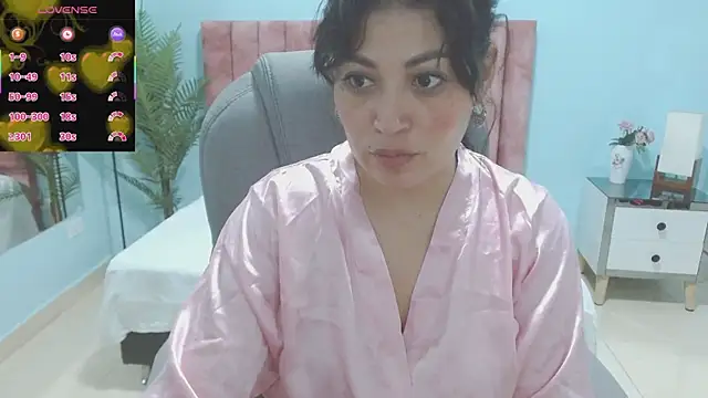 Snapshot of sophia_hadid chatting on 12/02/25, 08:26 sophia hadid online show from 12/02/25, 08:26