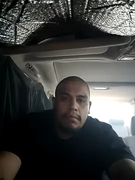 Snapshot of Stomps33 chatting on 11/16/25, 04:23 Stomps33 online show from 11/16/25, 04:23