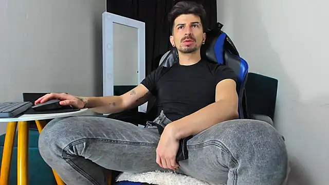 LiamCossio  online show from 01/10/25, 06:42