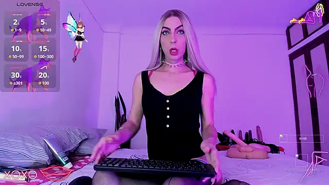 Snapshot of AlejandraDangerGirl chatting on 10/15/25, 01:22 AlejandraDangerGirl online show from 10/15/25, 01:22