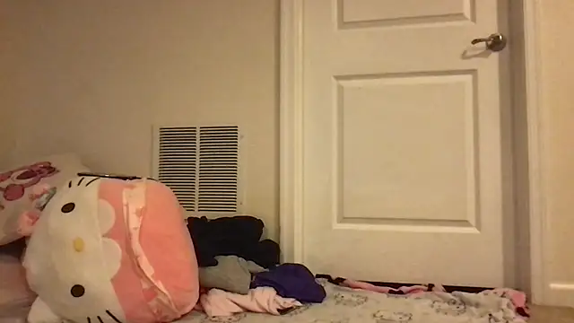 Snapshot of LiverandBrat77 chatting on 10/13/25, 02:00 LiverandBrat77 online show from 10/13/25, 02:00