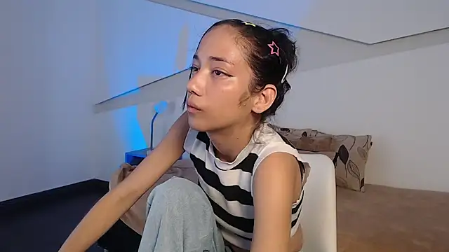 hot little bunny online show from 12/18/25, 10:16