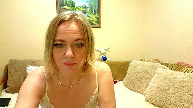 Snapshot of YourQueenX chatting on 06/09/26, 04:35 YourQueenX online show from 06/09/26, 04:35