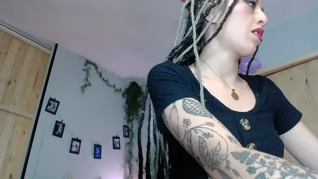 VickyJackson  online show from 12/04/25, 05:54