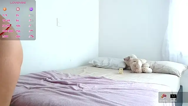 Snapshot of Ania_jones chatting on 10/11/25, 08:40 Ania jones online show from 10/11/25, 08:40