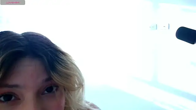 Snapshot of Ania_jones chatting on 10/17/25, 09:39 Ania jones online show from 10/17/25, 09:39