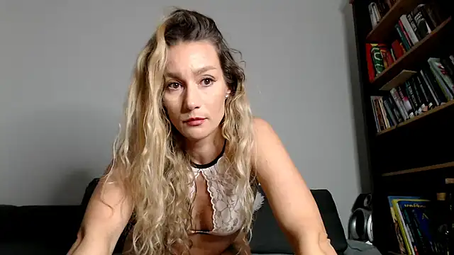 Snapshot of ChocoBelle chatting on 10/09/25, 08:18 ChocoBelle online show from 10/09/25, 08:18