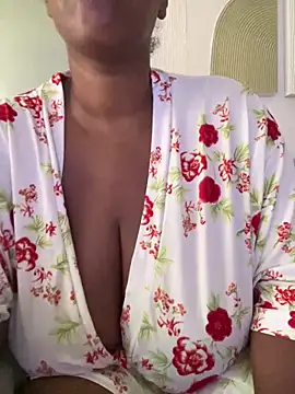 Snapshot of LiraRusso chatting on 04/05/26, 10:29 LiraRusso online show from 04/05/26, 10:29