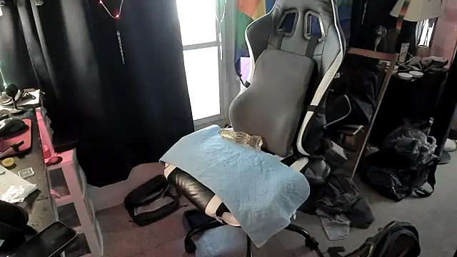 Snapshot of Daddysthick chatting on 10/19/25, 02:29 Daddysthick online show from 10/19/25, 02:29