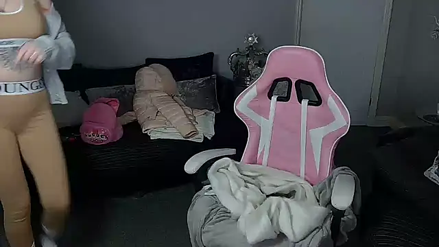 Red firesquirt online show from 12/16/24, 02:38