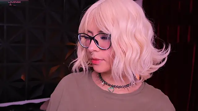 Snapshot of Misselektra__ chatting on 03/19/25, 03:41 Misselektra online show from 03/19/25, 03:41