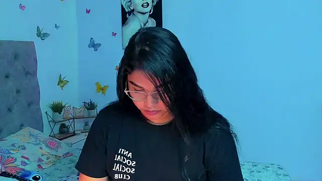 Snapshot of mabellfox chatting on 12/10/24, 04:06 mabellfox online show from 12/10/24, 04:06