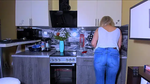 Snapshot of Afanasia chatting on 12/15/24, 12:29 Afanasia online show from 12/15/24, 12:29