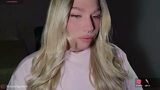 Snapshot of IsabellaFigueredo__ chatting on 10/14/25, 01:06 IsabellaFigueredo   online show from 10/14/25, 01:06