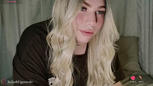 Snapshot of IsabellaFigueredo__ chatting on 10/27/25, 11:20 IsabellaFigueredo   online show from 10/27/25, 11:20