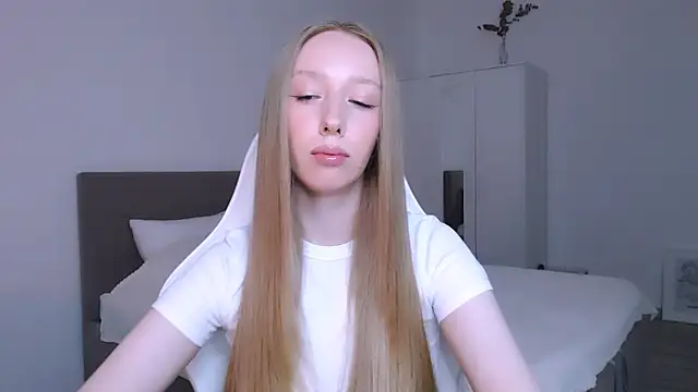 Luna insniity online show from 11/13/25, 07:57