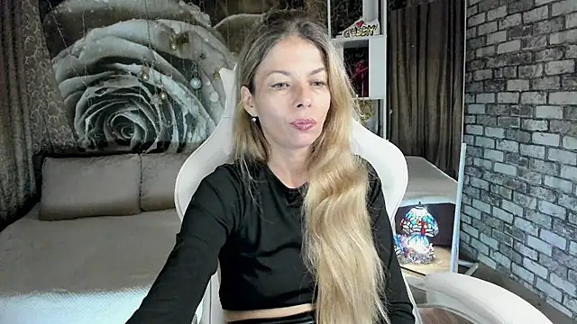 Snapshot of Eva_Melow chatting on 04/04/26, 05:10 Eva Melow online show from 04/04/26, 05:10