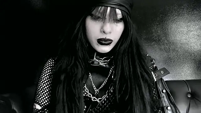 Snapshot of XXIOUX chatting on 03/23/26, 06:12 XXIOUX online show from 03/23/26, 06:12