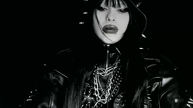 Snapshot of XXIOUX chatting on 04/13/26, 03:23 XXIOUX online show from 04/13/26, 03:23