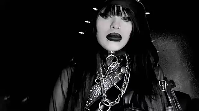 Snapshot of XXIOUX chatting on 04/20/26, 03:26 XXIOUX online show from 04/20/26, 03:26