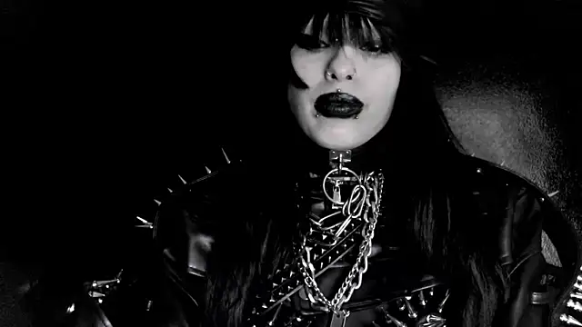 Snapshot of XXIOUX chatting on 04/28/26, 02:33 XXIOUX online show from 04/28/26, 02:33