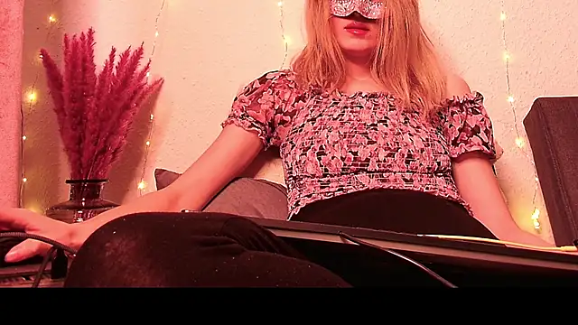 Snapshot of SecretAnni chatting on 01/08/25, 02:25 SecretAnni online show from 01/08/25, 02:25