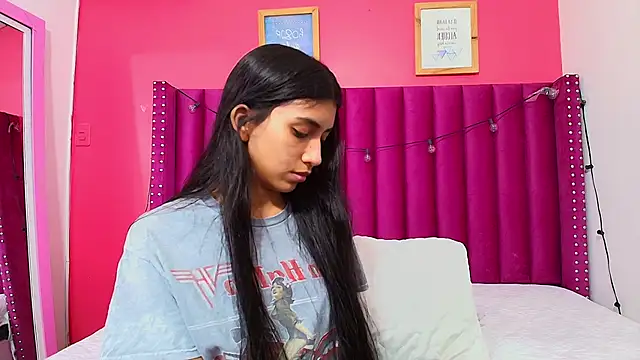 Snapshot of littlee_emilyy_ chatting on 01/22/25, 02:48 littlee emilyy  online show from 01/22/25, 02:48