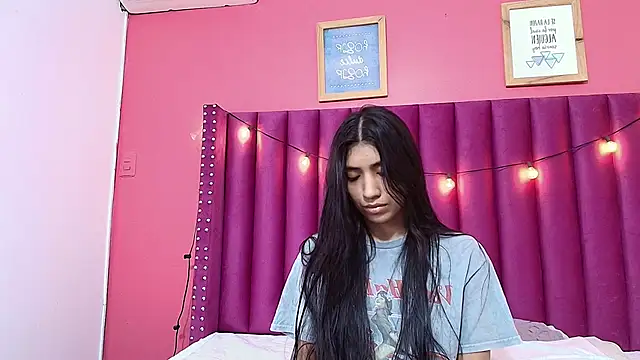 Snapshot of littlee_emilyy_ chatting on 01/22/25, 09:02 littlee emilyy  online show from 01/22/25, 09:02