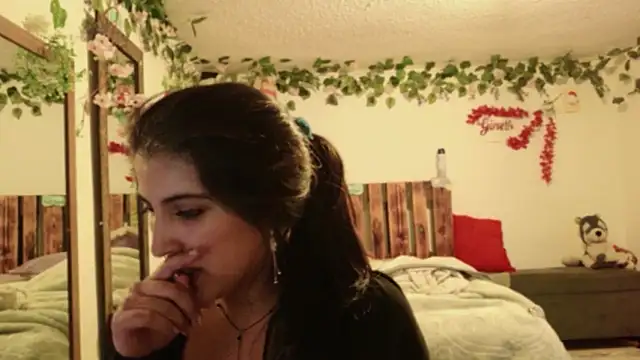 Snapshot of azahar__ziiz chatting on 11/24/25, 08:52 azahar ziiz online show from 11/24/25, 08:52