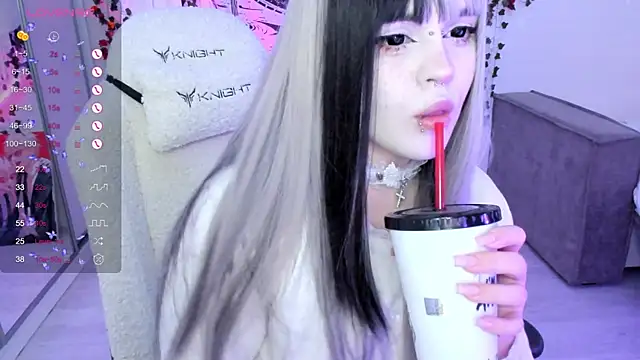 Snapshot of SelenaCute chatting on 11/14/25, 12:15 SelenaCute online show from 11/14/25, 12:15