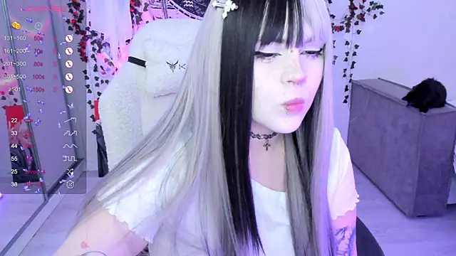 Snapshot of SelenaCute chatting on 11/15/25, 12:02 SelenaCute online show from 11/15/25, 12:02