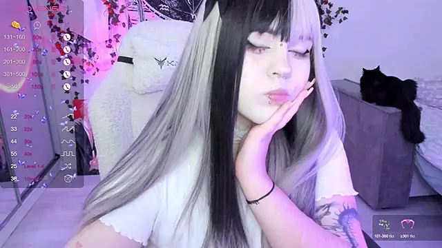 Snapshot of SelenaCute chatting on 11/19/25, 12:05 SelenaCute online show from 11/19/25, 12:05