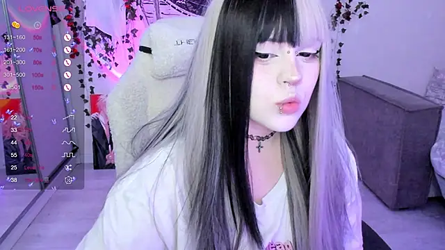 Snapshot of SelenaCute chatting on 11/23/25, 12:05 SelenaCute online show from 11/23/25, 12:05