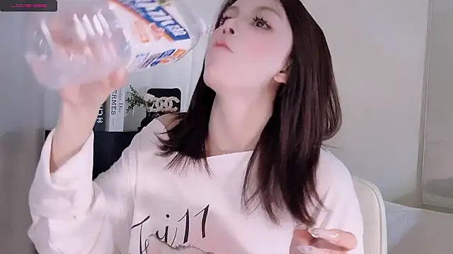 Snapshot of lvy-w chatting on 10/30/25, 05:42 lvy-w online show from 10/30/25, 05:42