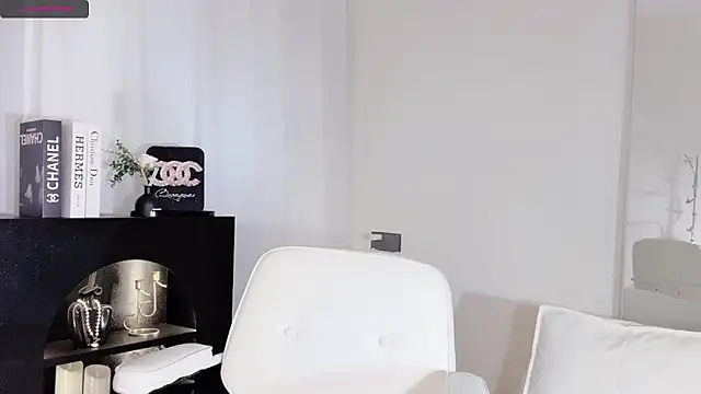 Snapshot of lvy-w chatting on 11/10/25, 12:04 lvy-w online show from 11/10/25, 12:04