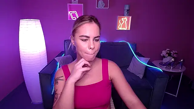 Snapshot of RikaRaily chatting on 12/03/24, 08:49 RikaRaily online show from 12/03/24, 08:49