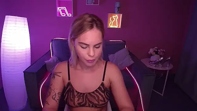 Snapshot of RikaRaily chatting on 12/11/24, 08:58 RikaRaily online show from 12/11/24, 08:58